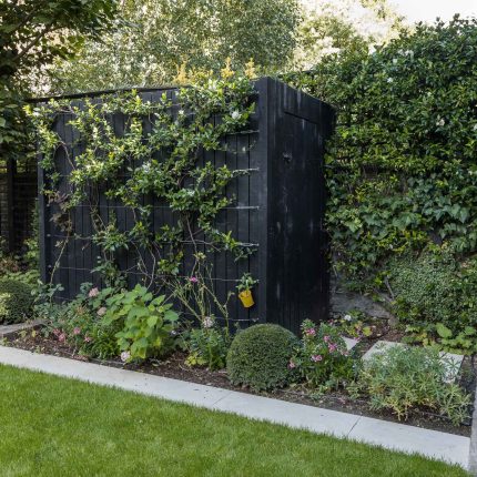 Elegant graceful outdoor stylish entertainment space, a garden design project in Notting Hill, designed by Maitanne Hunt and constructed by the Garden Builders.
