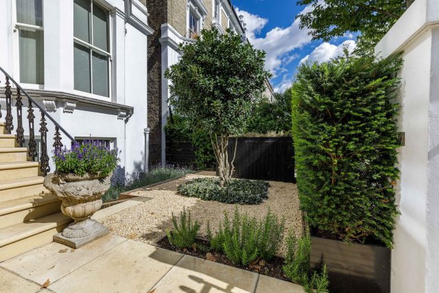Elegant graceful outdoor stylish entertainment space, a garden design project in Notting Hill, designed by Maitanne Hunt and constructed by the Garden Builders.