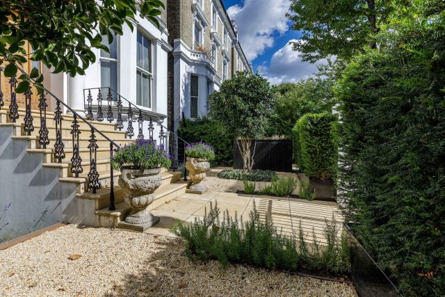 Elegant graceful outdoor stylish entertainment space, a garden design project in Notting Hill, designed by Maitanne Hunt and constructed by the Garden Builders.