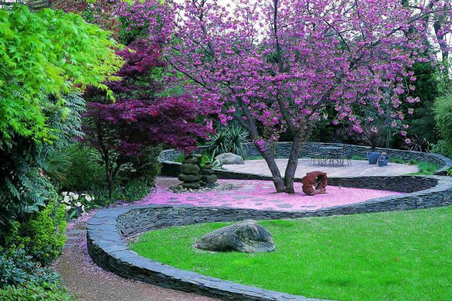 Garden Design Putney designed by Roberto Silva commissioned to construct this truly dynamic and iconic garden in Putney London, one of the best designed garden.