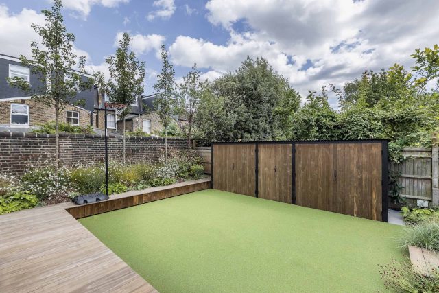 Garden designer contemporary family garden Chiswick friendly space decking, dining table, an aluminum pergola in powder-coated finish, a cozy and warm outlook.