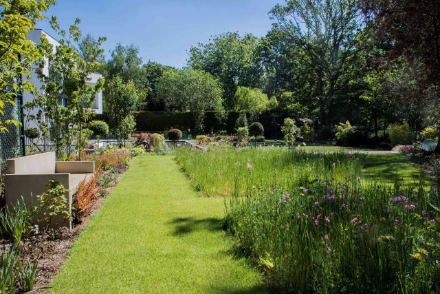 Contemporary garden Kingston Surrey, designed to exuding modern glamour with entertaining and activity space, geometric striking lines, architectural space.