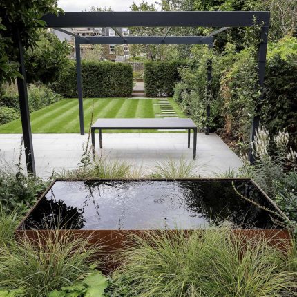 Garden designer contemporary family garden Chiswick friendly space decking, dining table, an aluminum pergola in powder-coated finish, a cozy and warm outlook.