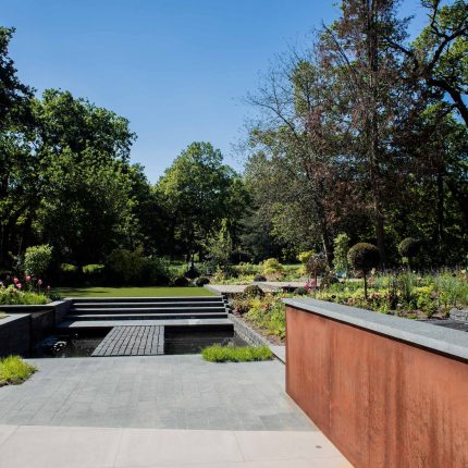 Contemporary garden Kingston Surrey, designed to exuding modern glamour with entertaining and activity space, geometric striking lines, architectural space.