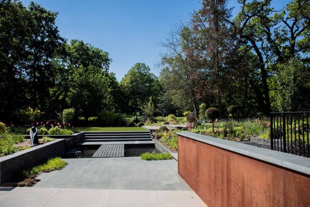 Contemporary garden Kingston Surrey, designed to exuding modern glamour with entertaining and activity space, geometric striking lines, architectural space.