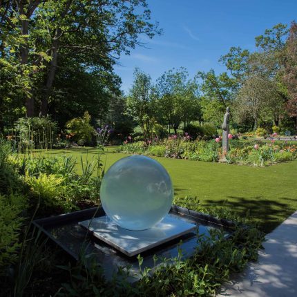 Contemporary garden Kingston Surrey, designed to exuding modern glamour with entertaining and activity space, geometric striking lines, architectural space.