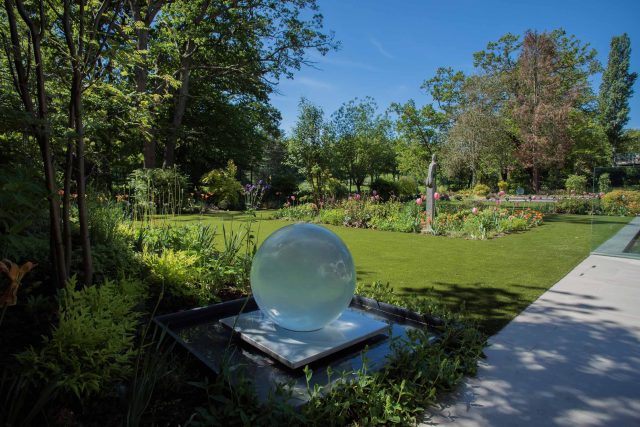 Contemporary garden Kingston Surrey, designed to exuding modern glamour with entertaining and activity space, geometric striking lines, architectural space.