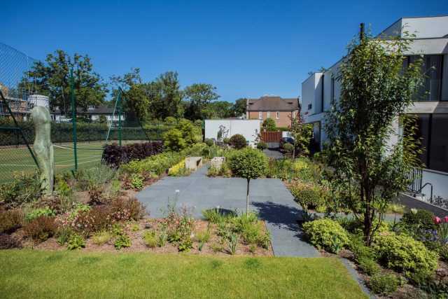 Contemporary garden Kingston Surrey, designed to exuding modern glamour with entertaining and activity space, geometric striking lines, architectural space.