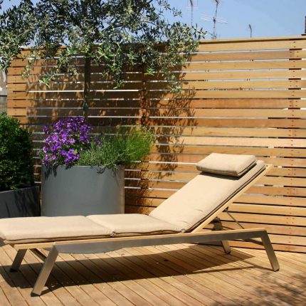 Contemporary Roof Terrace garden designer in Baker Street Marylebone, a stunning water feature curved bench cladded in iroko to create an illusion of space.