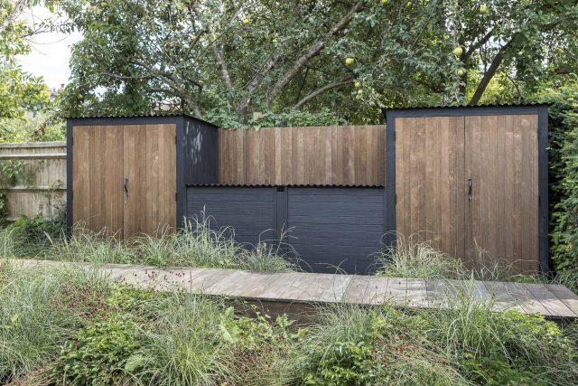 Garden designer contemporary family garden Chiswick friendly space decking, dining table, an aluminum pergola in powder-coated finish, a cozy and warm outlook.