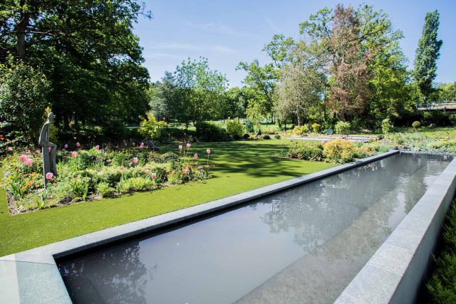 Contemporary garden Kingston Surrey, designed to exuding modern glamour with entertaining and activity space, geometric striking lines, architectural space.