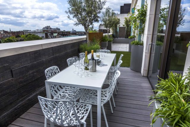 Roof Terrace Design St John's Wood London, by The Garden Buidlers artificial grass, artificial decking and cladding, roof garden to created sunset silhouettes.