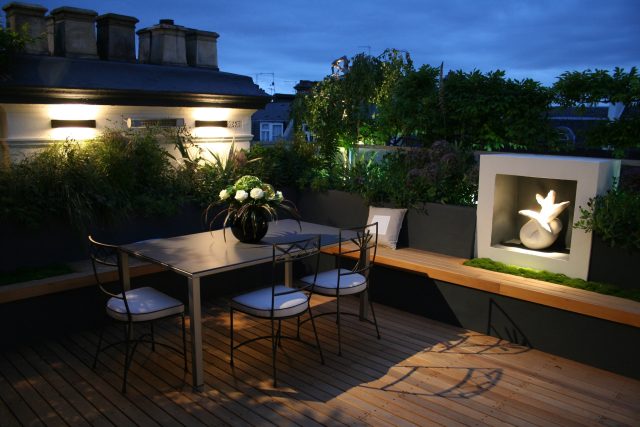 Kensington Roof Garden Terrace roof top designer by Andy Sturgeon combines timber and mixed planting to the highest level creating a beautiful roof top space.
