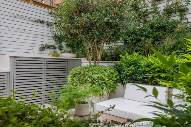 A brilliant design & build for this Small Garden in the heart of Clapham which encompasses a contemporary feel wash of vibrant colours landscaping company.