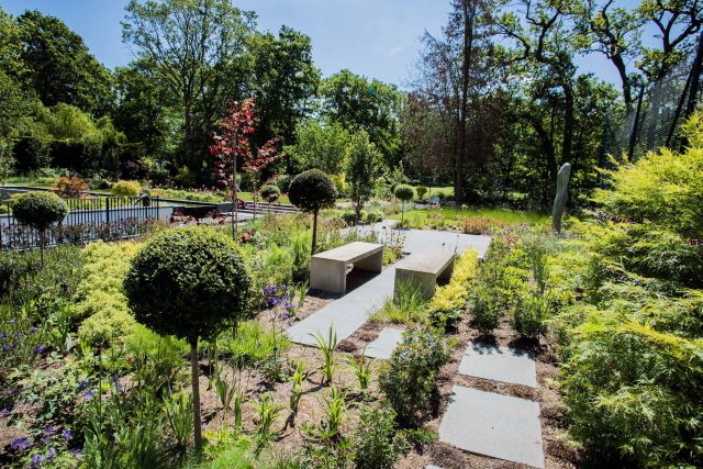 Contemporary garden Kingston Surrey, designed to exuding modern glamour with entertaining and activity space, geometric striking lines, architectural space.