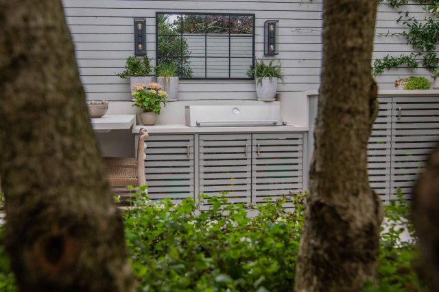 A brilliant design & build for this Small Garden in the heart of Clapham which encompasses a contemporary feel wash of vibrant colours landscaping company.