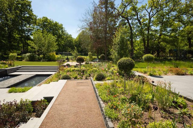 Contemporary garden Kingston Surrey, designed to exuding modern glamour with entertaining and activity space, geometric striking lines, architectural space.