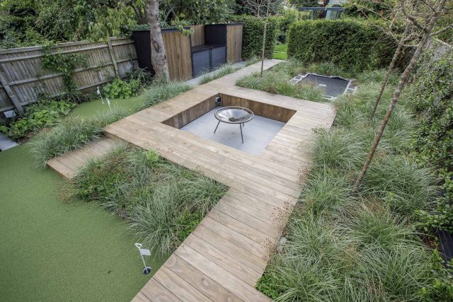 Garden designer contemporary family garden Chiswick friendly space decking, dining table, an aluminum pergola in powder-coated finish, a cozy and warm outlook.