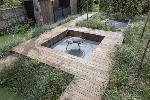 Garden designer contemporary family garden Chiswick friendly space decking, dining table, an aluminum pergola in powder-coated finish, a cozy and warm outlook.
