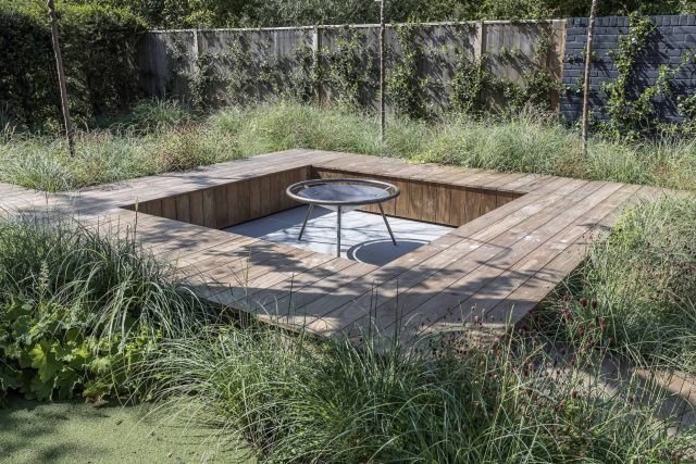 Garden designer contemporary family garden Chiswick friendly space decking, dining table, an aluminum pergola in powder-coated finish, a cozy and warm outlook.