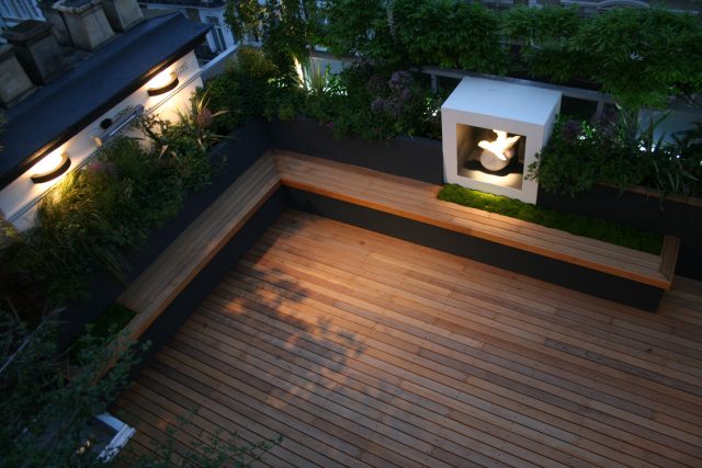 Kensington Roof Garden Terrace roof top designer by Andy Sturgeon combines timber and mixed planting to the highest level creating a beautiful roof top space.
