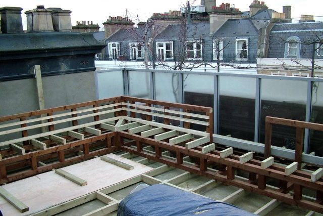 Kensington Roof Garden Terrace roof top designer by Andy Sturgeon combines timber and mixed planting to the highest level creating a beautiful roof top space.