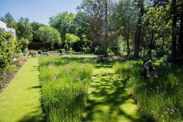 Contemporary garden Kingston Surrey, designed to exuding modern glamour with entertaining and activity space, geometric striking lines, architectural space.
