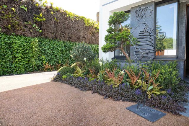 Contemporary garden Kingston Surrey, designed to exuding modern glamour with entertaining and activity space, geometric striking lines, architectural space.