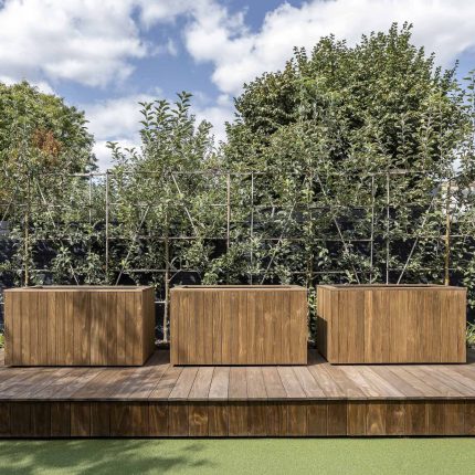 Garden designer contemporary family garden Chiswick friendly space decking, dining table, an aluminum pergola in powder-coated finish, a cozy and warm outlook.