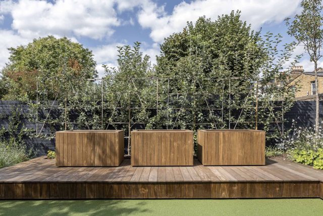 Garden designer contemporary family garden Chiswick friendly space decking, dining table, an aluminum pergola in powder-coated finish, a cozy and warm outlook.