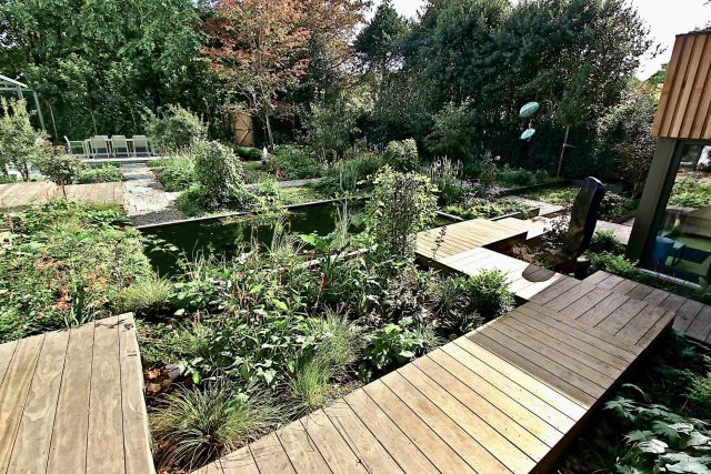 Garden Design Golders Green Strict, linear geometry gives way to a gently curving, hoggin path around the house vibrant relaxing space designed by Lynne Marcus.