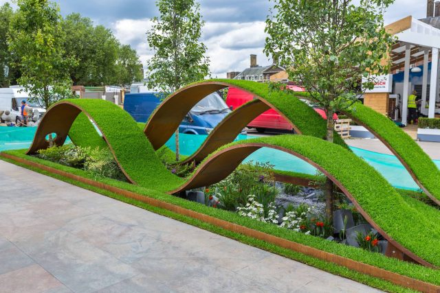 Award winning garden RHS Chelsea flower show 16 by The Garden Buidlers, a horticultural homage to the sculptor Richard Serra, landscaping technical challenges.