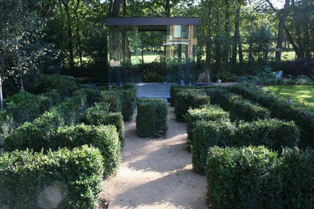 Stunning Family Garden designers Surrey APL Awards 09 Lynne Marcus Garden Design in Kingston Surrey Greater London area, water feature, sculptures, planting.