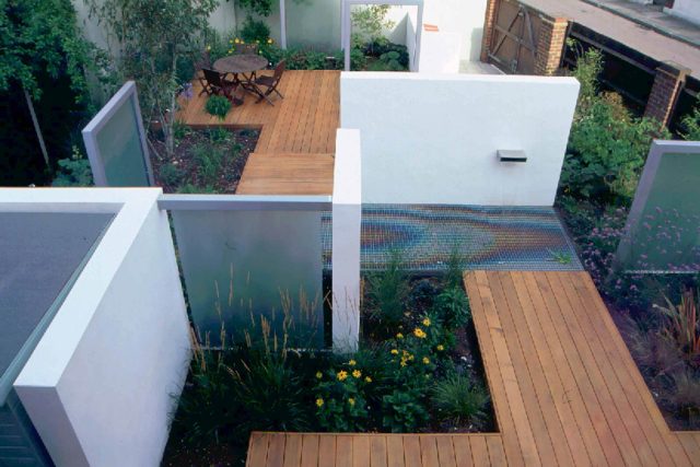 Pool Contemporary Design Landscaping Large rendered walls, metal screening, and cedar decking by Paul Dracott in Barnes West London, consisting sleek design.