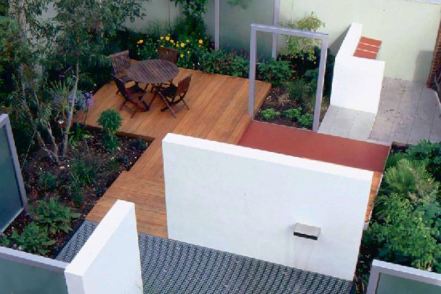 Pool Contemporary Design Landscaping Large rendered walls, metal screening, and cedar decking by Paul Dracott in Barnes West London, consisting sleek design.