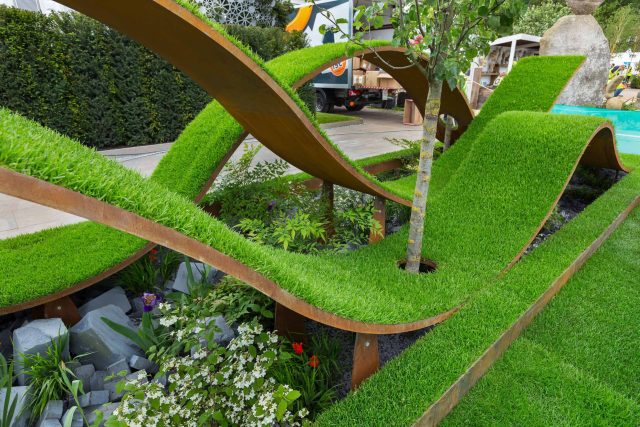 Award winning garden RHS Chelsea flower show 16 by The Garden Buidlers, a horticultural homage to the sculptor Richard Serra, landscaping technical challenges.