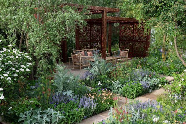 This Award-Winning Garden can now be associated with an RHS Chelsea award-winning craftsmanship designer as it has won Gold at the RHS Chelsea Flower Show 2022.