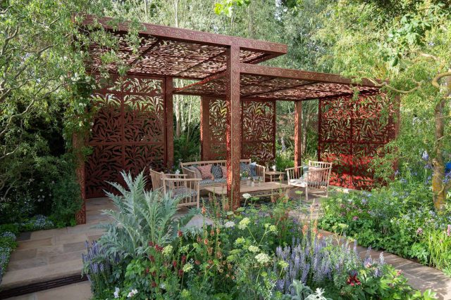 This Award-Winning Garden can now be associated with an RHS Chelsea award-winning craftsmanship designer as it has won Gold at the RHS Chelsea Flower Show 2022.