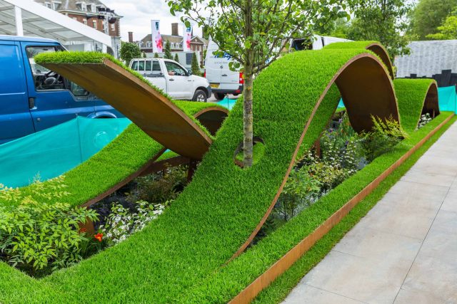 Award winning garden RHS Chelsea flower show 16 by The Garden Buidlers, a horticultural homage to the sculptor Richard Serra, landscaping technical challenges.