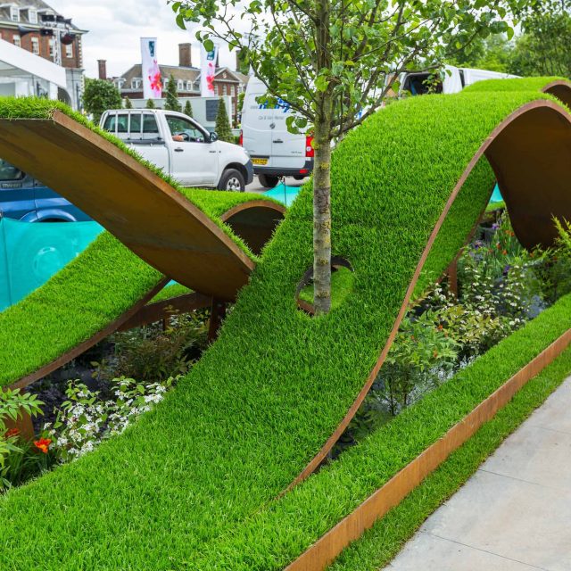 Award winning garden RHS Chelsea flower show 16 by The Garden Buidlers, a horticultural homage to the sculptor Richard Serra, landscaping technical challenges.
