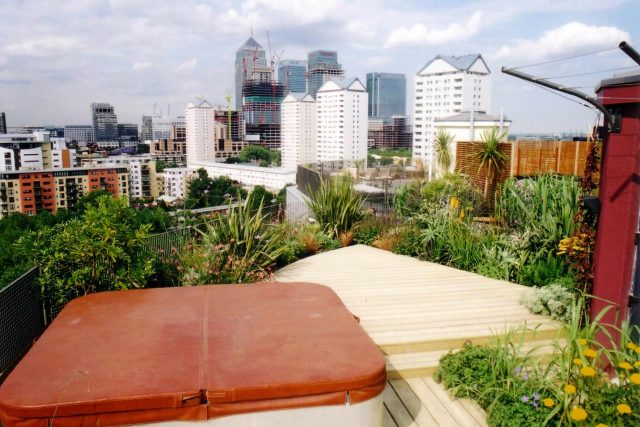 Penthouse Roof Garden in Canary Wharf design by Andy Sturgeon shown on BBC Small Town Gardens, stainless steel-framed Jacuzzi landscaping consultants, company.
