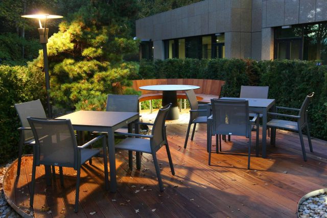 Commercial building contractors outdoor relaxation, seating dining area with Pringle Brandon Architects in Weybridge Surrey, hospitality roof garden company.