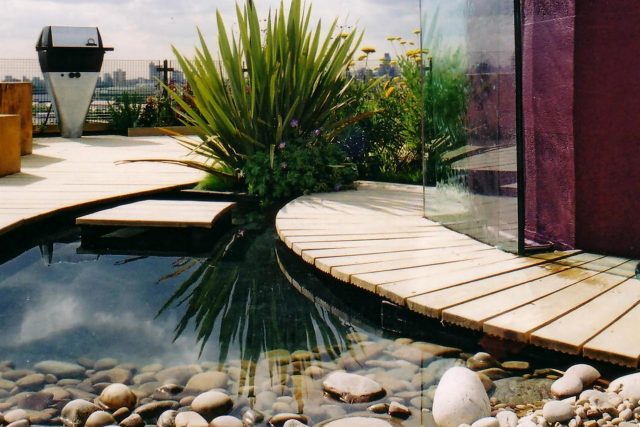 Penthouse Roof Garden in Canary Wharf design by Andy Sturgeon shown on BBC Small Town Gardens, stainless steel-framed Jacuzzi landscaping consultants, company.