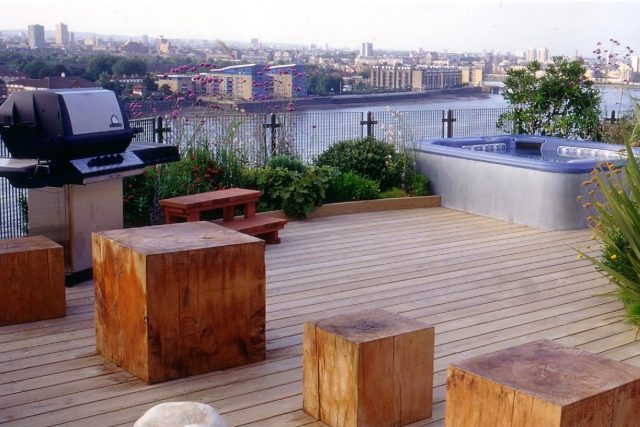 Penthouse Roof Garden in Canary Wharf design by Andy Sturgeon shown on BBC Small Town Gardens, stainless steel-framed Jacuzzi landscaping consultants, company.