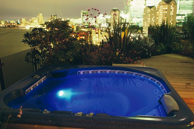 Penthouse Roof Garden in Canary Wharf design by Andy Sturgeon shown on BBC Small Town Gardens, stainless steel-framed Jacuzzi landscaping consultants, company.
