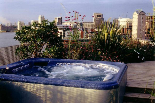Penthouse Roof Garden in Canary Wharf design by Andy Sturgeon shown on BBC Small Town Gardens, stainless steel-framed Jacuzzi landscaping consultants, company.