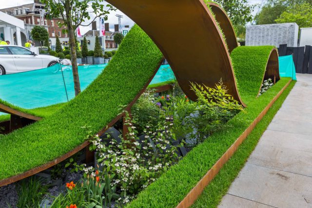 Award winning garden RHS Chelsea flower show 16 by The Garden Buidlers, a horticultural homage to the sculptor Richard Serra, landscaping technical challenges.