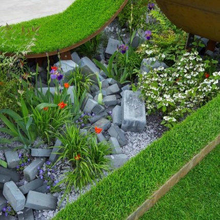 Award winning garden RHS Chelsea flower show 16 by The Garden Buidlers, a horticultural homage to the sculptor Richard Serra, landscaping technical challenges.