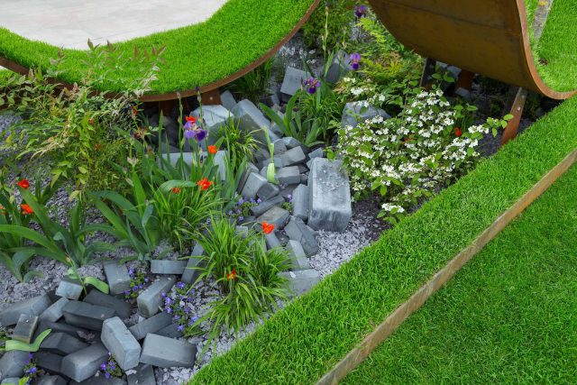 Award winning garden RHS Chelsea flower show 16 by The Garden Buidlers, a horticultural homage to the sculptor Richard Serra, landscaping technical challenges.