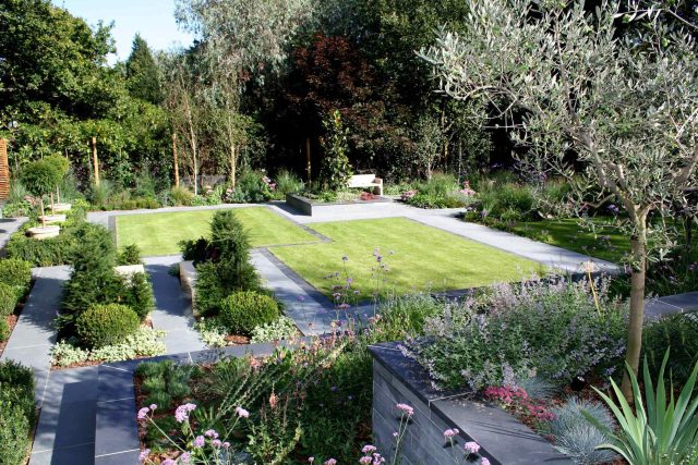 Stunning Family Garden designers Surrey APL Awards 09 Lynne Marcus Garden Design in Kingston Surrey Greater London area, water feature, sculptures, planting.